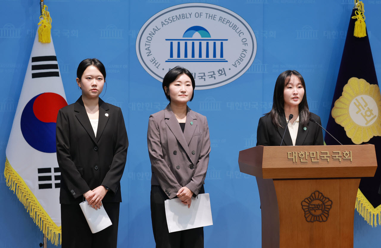 기본소득당 대변인인 노서영 최고위원(오른쪽), 신지혜(가운데)·김진서 최고위원이 9일 국회 소통관에서 용혜인 성평등가족부 장관 후보자, 기본소득당과 관련한 논란에 관해 당 입장을 설명하고 있다.(사진=연합뉴스)