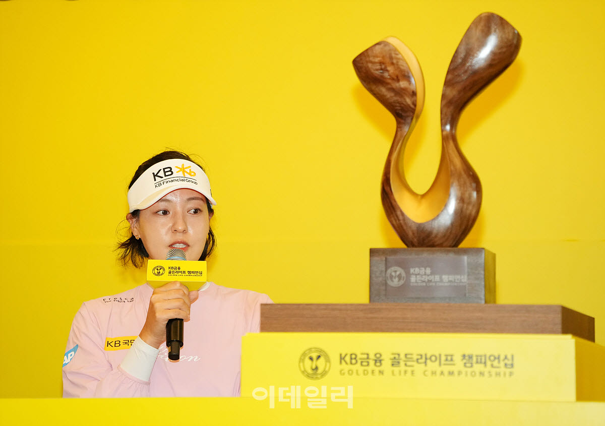 [포토]전인지,나무 우승 트로피 좋네요