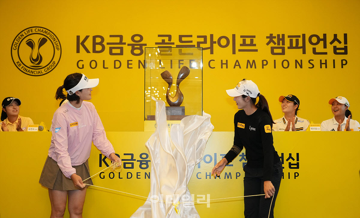 [포토]전인지-안송이,새로운 우승 트로피의 탄생