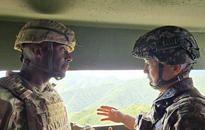 진영승 합동참모본부 의장과 제이비어 브런슨 유엔사·연합사·주한미군사령관이 9일 동부전선 GP를 방문해 비무장지대 작전상황을 확인하고 최전방 경계작전태세를 점검하고 있다.[합동참모본부 제공]