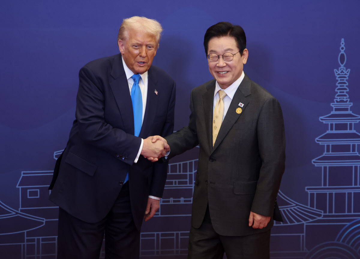 이재명 대통령이 지난해 10월 29일 경북 경주 힐튼호텔 그랜드볼룸에서 열린 대통령 주최 정상 특별만찬에 앞서 도널드 트럼프 미국 대통령을 영접하고 있다. (사진=연합뉴스)