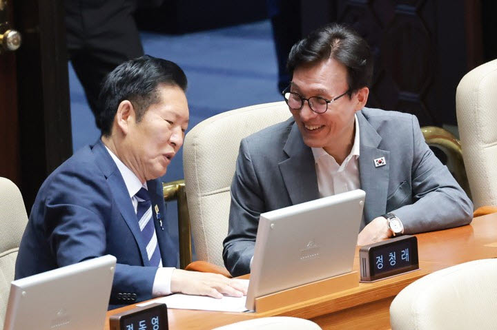 더불어민주당 김민석 대표(오른쪽)가 20일 국회에서 열린 8월 임시국회 제1차 본회의에서 같은 당 정청래 의원과 대화하고 있다. (사진=연합뉴스)