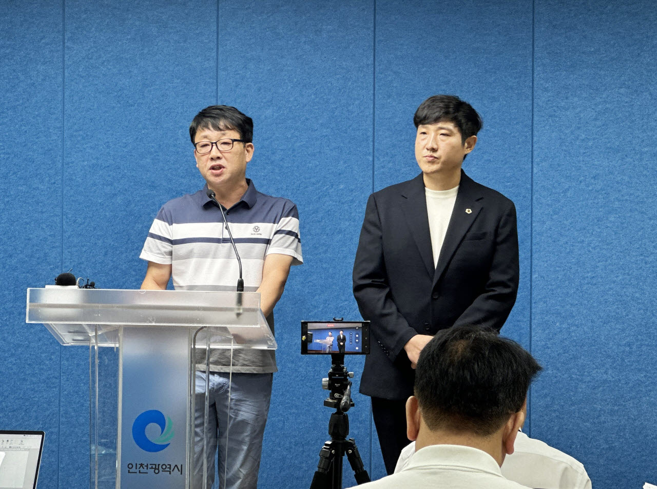 오세영(왼쪽) 카월드모터스 대표와 조성민 인천시의원이 9일 인천시청 브리핑룸에서 기자회견을 열고 자동차 번호판 발급대행자 선정의 문제점을 설명하고 있다. (사진= 이종일 기자)