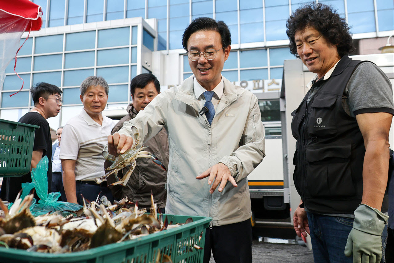 최동문 동대문구청장이 9일 청량리수산시장을 방문해 추석을 앞둔 전통시장 안전점검과 상인들의 애로사항을 청취했다. (사진=동대문구)