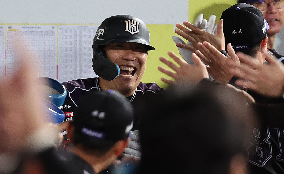 6회초 2사 주자 1루 상황에서 KT 김현수가 2점 홈런을 치고 동료들에게 축하받고 있다. 사진=연합뉴스