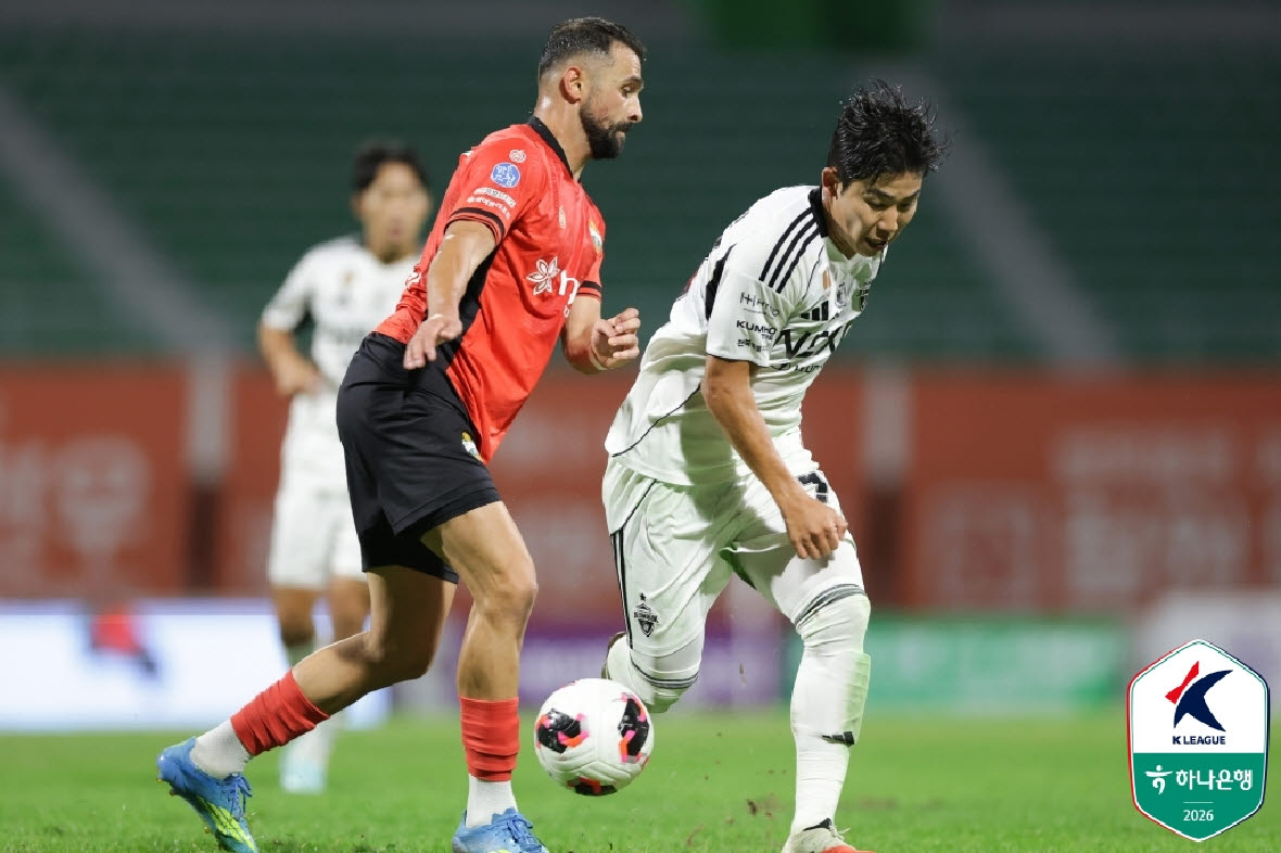 전북 현대 김태현(오른쪽)과 강원FC 김태현이 서로 볼을 다투고 있다. 사진=프로축구연맹