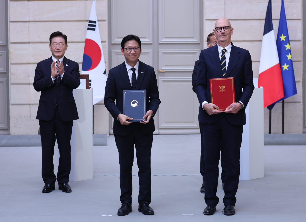 배경훈 부총리 겸 과학기술정보통신부 장관과 롤랑 레스퀴르 프랑스 경제ㆍ재정 및 산업ㆍ에너지ㆍ디지털주권부 장관이 8일(현지시간) 파리 엘리제궁에서 이재명 대통령과 에마뉘엘 마크롱 프랑스 대통령이 임석한 가운데 인공지능ㆍ반도체ㆍ양자 기술 분야 협력 양해각서를 교환한 후 기념촬영을 하고 있다. (사진=연합뉴스)