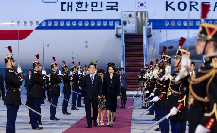 이재명 대통령과 김혜경 여사가 7일(현지시간) 프랑스 파리 오를리 공항 공군 1호기에서 내려 의전 차량으로 이동하고 있다.(사진=연합뉴스)