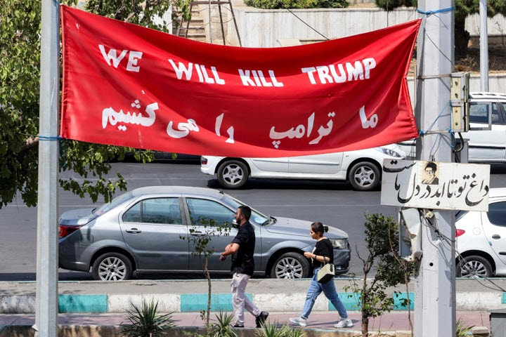 9일(현지시간) 이란 테헤란 거리에 ‘우리는 트럼프를 죽일 것이다(We will kill Trump)’라는 영어와 페르시아어 문구가 적힌 현수막이 걸려 있는 가운데 시민들이 지나가고 있다. (사진=AFP)