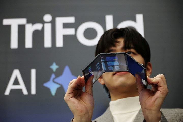 지난 2025년 12월 2일 서울의 삼성전자 매장에서 모델이 ‘갤럭시 Z 트라이폴드’를 들고 포즈를 취하고 있다. (사진=로이터)
