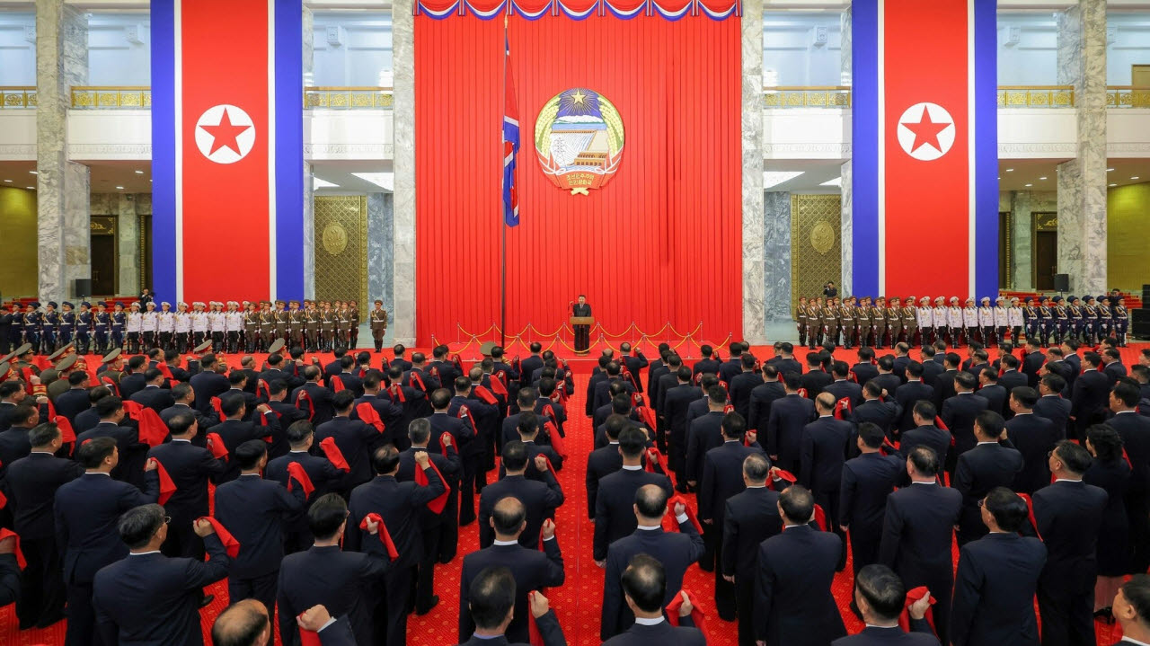 북한 노동당 기관지 노동신문은 지난 9일 평양의사당에서 북한 정권 수립 78주년 기념 국기게양식과 중앙선서모임이 열렸다고 10일 보도했다.[노동신문=뉴스1 제공]