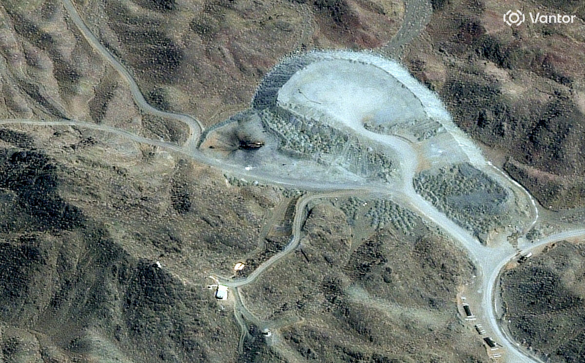 지난 3월 7일(현지시간) 이란 나탄즈의 ‘곡괭이산(Pickaxe Mountain)’ 시설에서 파괴된 차량이 위성사진에 포착돼 있다. (사진=로이터)