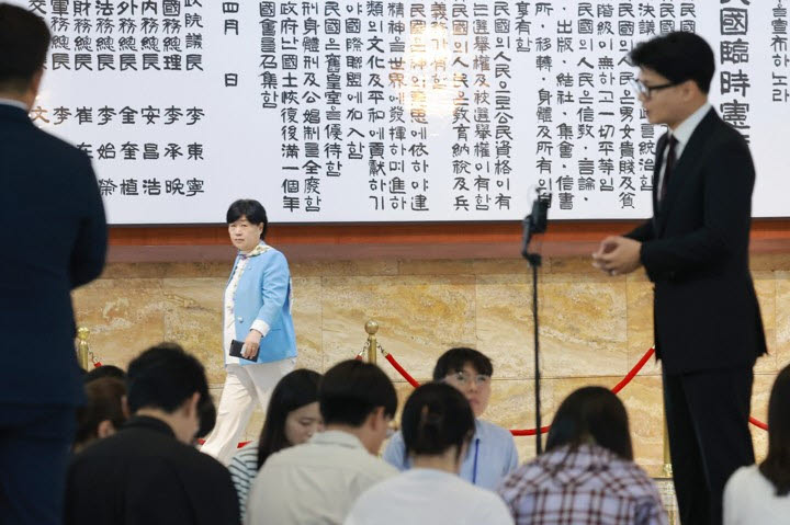 한동훈 의원 바라보는 서영교 법사위원장 (사진=연합뉴스)