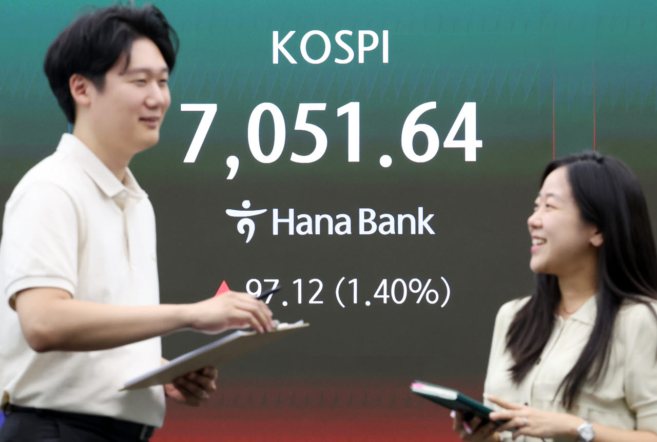 코스피가 전 거래일보다 97.12포인트(1.4%) 오른 7051.64에 마감한 9일 서울 중구 하나은행 딜링룸 전광판에 지수가 표시되고 있다. (사진=연합뉴스)