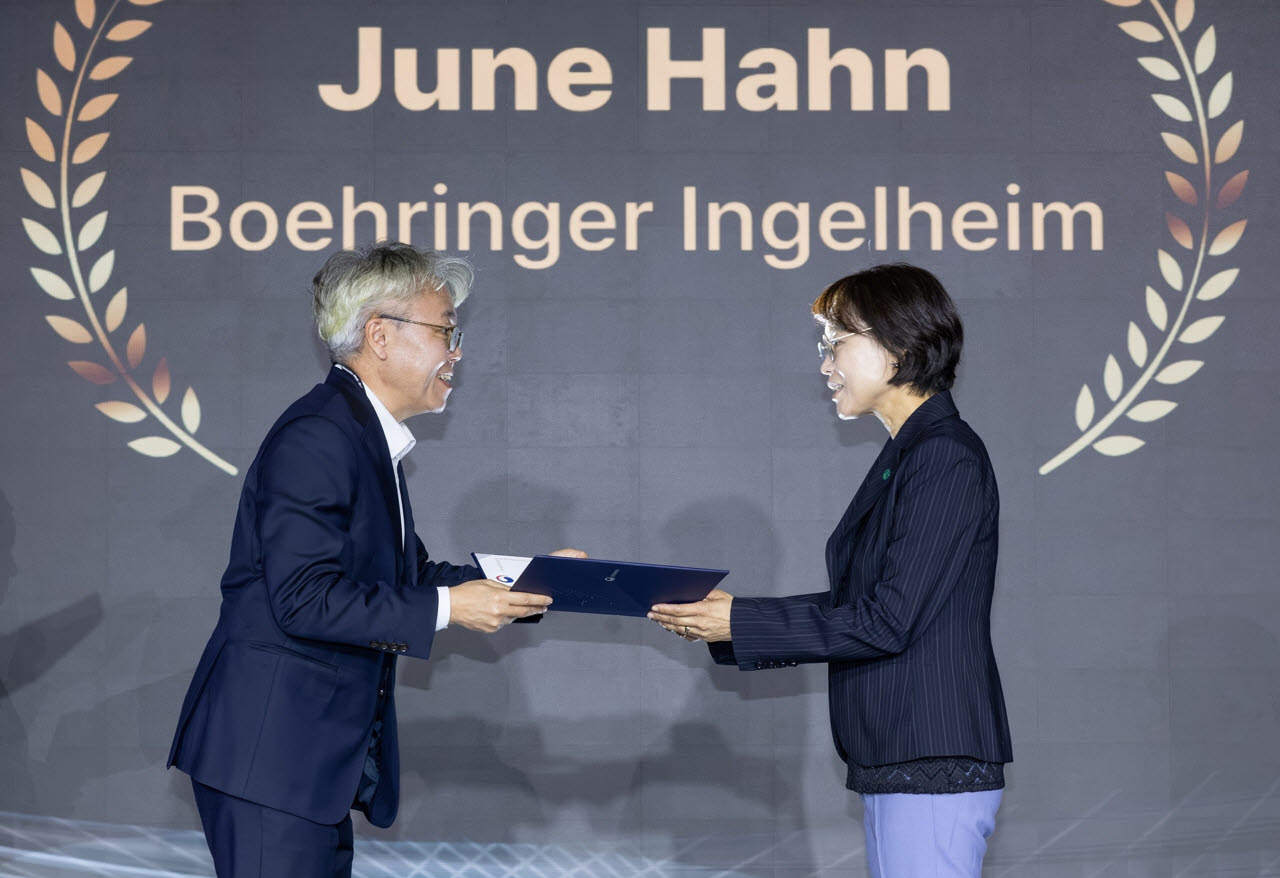 지난 9일 한국베링거인겔하임 한정현 전무(사업개발 및 라이선싱, BD&L)가 국내 바이오헬스 산업 발전과 개방형 혁신(Open Innovation) 생태계 활성화에 기여한 공로를 인정받아 보건복지부 장관 표창을 수상하고 있다. (사진=한국베링거인겔하임)