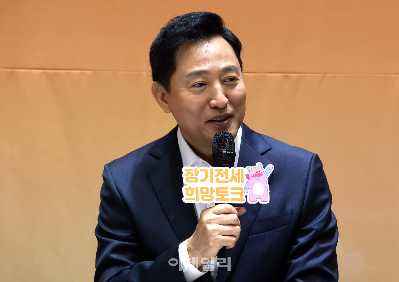 [이데일리 방인권 기자] 오세훈 서울시장이 8일 오전 서울시 중구 서울시청 대회의실에서 열린 '장기전세주택에서 차곡차곡 내 집 마련, 주거사다리 희망토크'에서 인사말을 하고 있다.