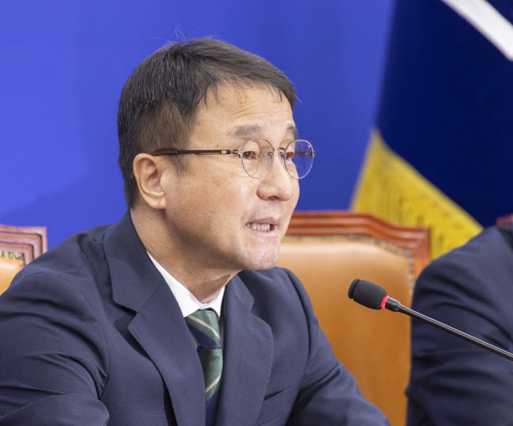 한병도 더불어민주당 원내대표가 10일 국회에서 열린 정책조정회의에서 김승원 법무부장관 후보자의 검찰 수사 자료 유출과 관련한 발언을 하고 있다.(사진=연합뉴스)