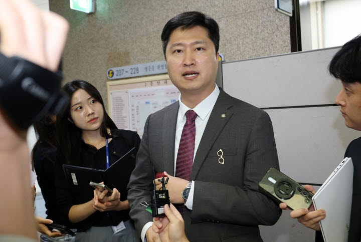 우재준 청년최고위원이 10일 국회에서 열린 최고위원회의를 마친 뒤 이석하며 기자들의 질의에 답하고 있다. (사진=연합뉴스)