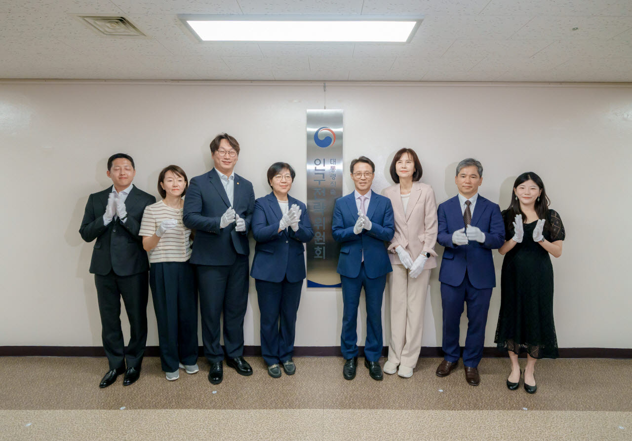 정은경(왼쪽 4번째) 복지부 장관과 김진오 부위원장 등이 현판식 후 박수를 치고 있다.(사진=인구전략위)