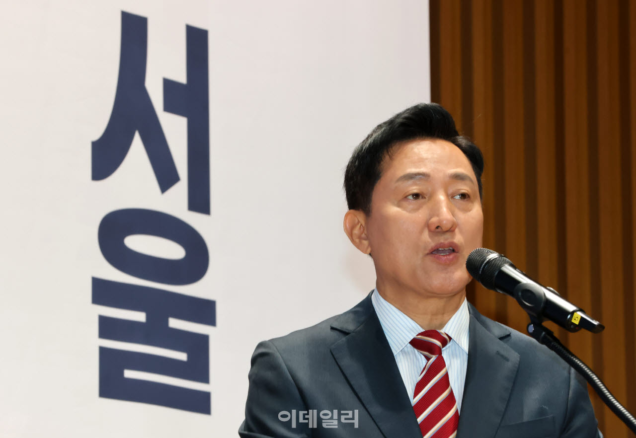 [이데일리 방인권 기자] 오세훈 서울시장이 10일 서울시청에서 열린 ‘G3 서울플랜 시민보고회’에서 발표를 하고 있다.