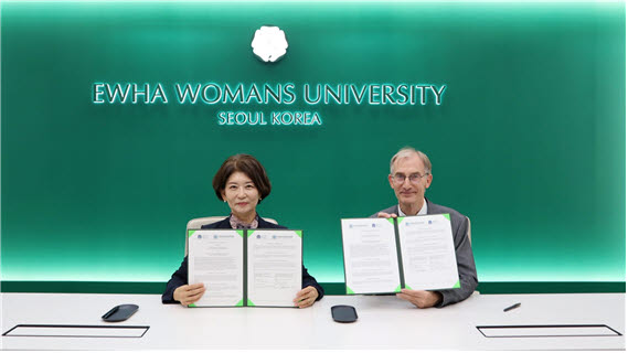 (왼쪽부터) 이화의료원 의생명연구원장 겸 Gen-I 연구소장 이향운 교수, 프랑크 키르초프(Frank Kirchhoff) 교수.