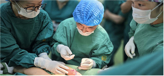 한림대학교한강성심병원 성형외과 서동국 교수(가운데)가 몽골국립외상센터에서 화상 후 반흔구축이 남은 소아환자를 수술하고 있다.