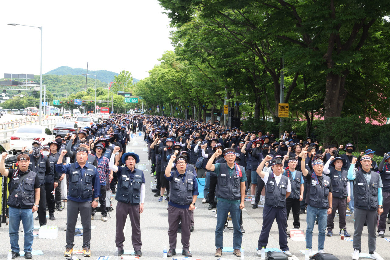 금속노조 충남지부 현대제철 비정규직지회 조합원 2000여명이 서울 양재 현대차그룹 본사에 모여 집회를 열고 있다. (사진=금속노조)