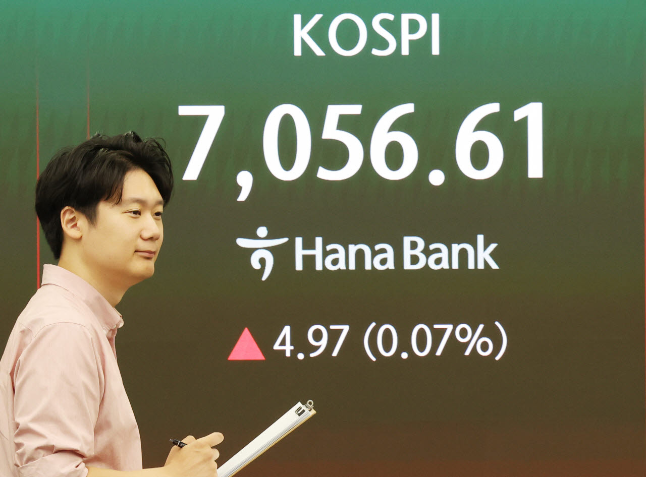 10일 오전 서울 중구 하나은행 딜링룸에서 딜러들이 업무를 하고 있다. 코스피는 전일보다 0.18% 내린 7038.85출발하고 장중 등락을 보이고 있다. (사진=뉴시스)