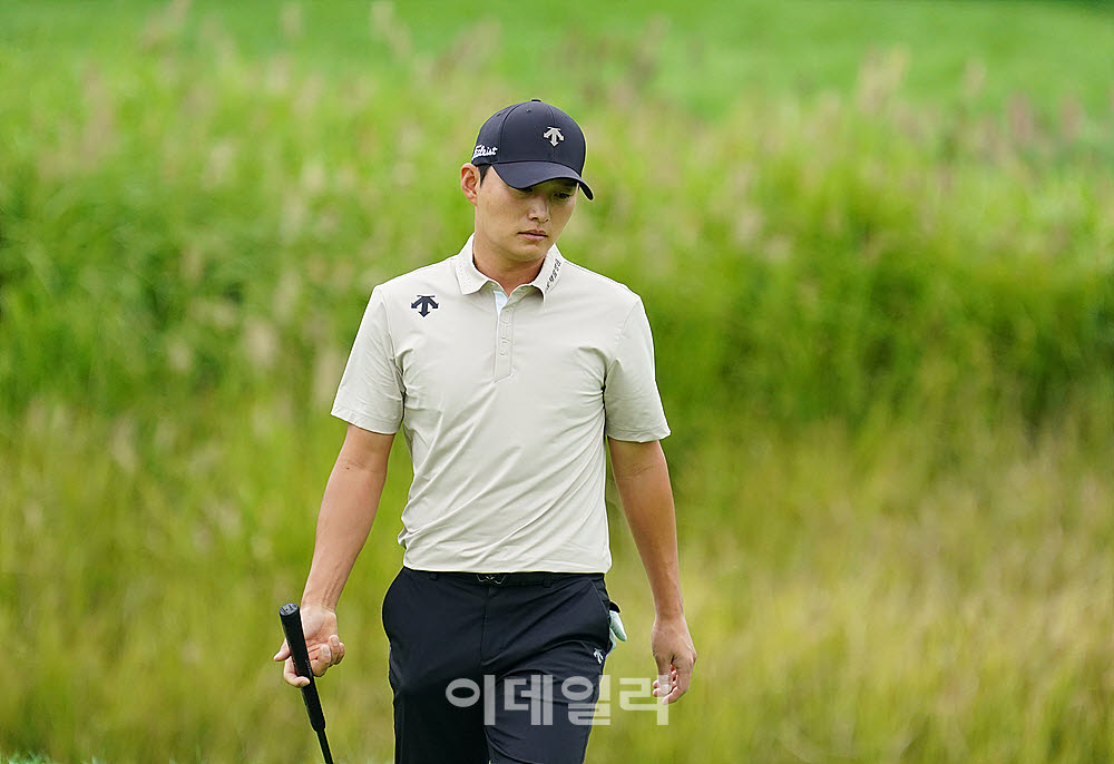 [포토] 김영수, 꼼꼼하게 따지는 그린