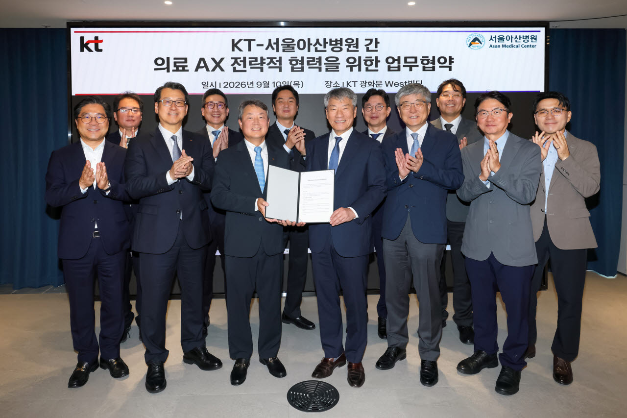 KT Enterprise부문장 김봉균 부사장(앞줄 왼쪽에서 세번째)과 박승일 서울아산병원장(앞줄 왼쪽에서 네번째)을 비롯한 관계자들이 업무 협약 체결 후 단체 기념 사진을 촬영했다. 사진=KT