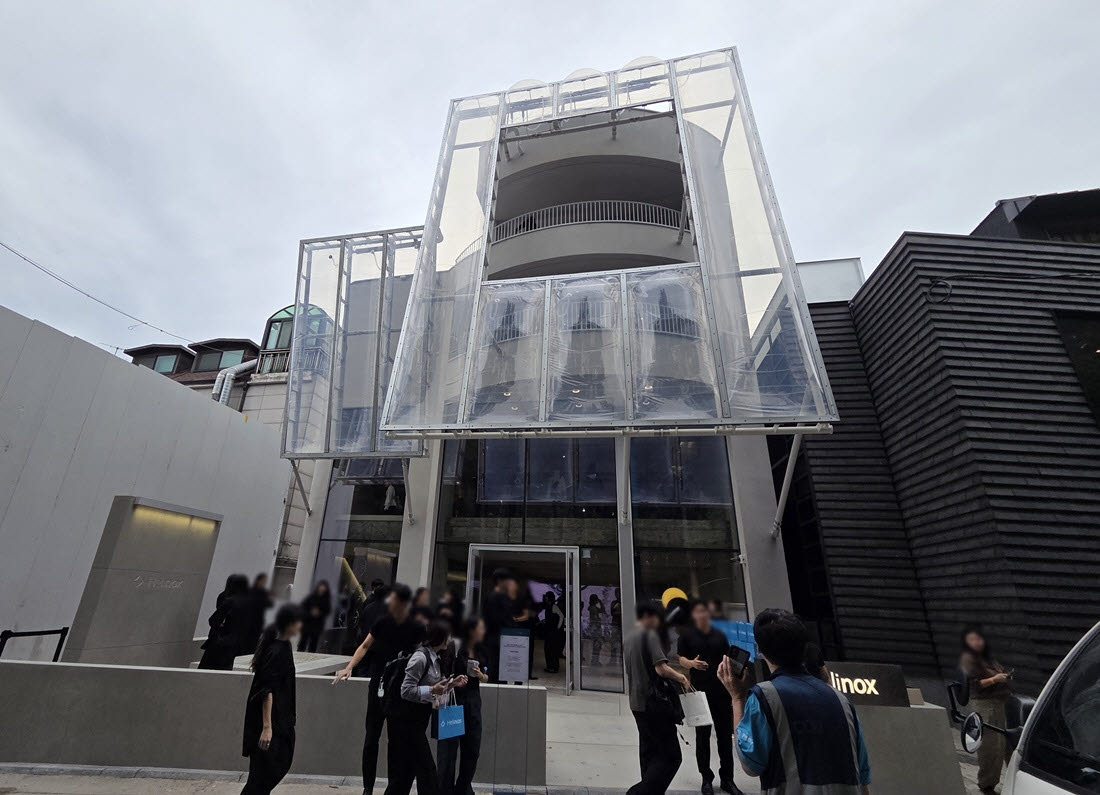 10일 서울 강남구 도산공원 인근에 문을 연 헬리녹스 웨어 서울 플래그십 스토어 외관. 텐트의 플라이시트에서 착안한 투명 ETFE 에어쿠션을 외벽에 적용했다. (사진=한전진 기자)