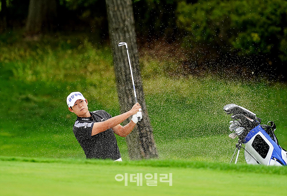 [포토] 신용구, 페어웨이 벙커 탈출
