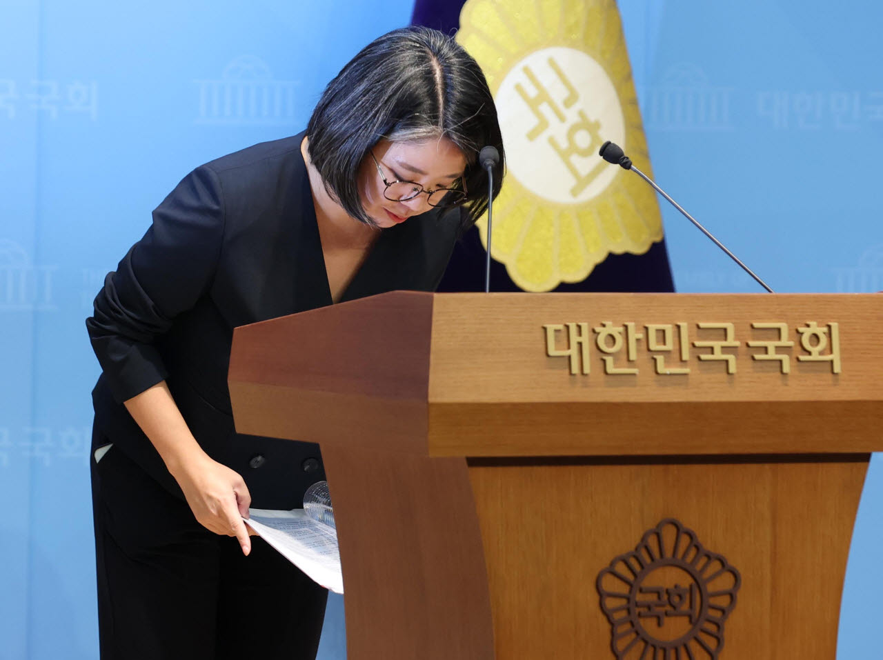 용혜인 성평등가족부 장관 후보자가 10일 서울 여의도 국회 소통관에서 기자회견을 갖고 입장을 밝힌 후 허리숙여 인사하고 있다.(사진=이데일리 노진환 기자)
