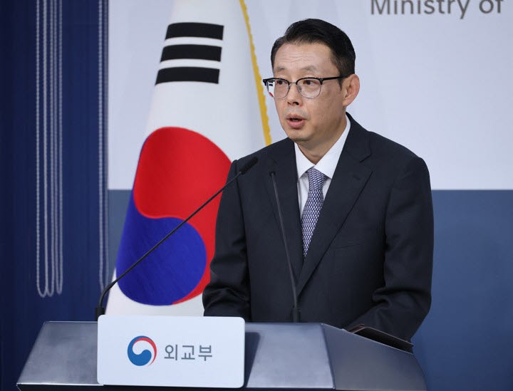 박두순 외교부 대변인이 10일 서울 종로구 정부서울청사 외교부에서 열린 정례브리핑에서 네팔 대홍수 피해현장 긴급구호대 2진 파견 등에 대해 설명하고 있다. [연합뉴스 제공]
