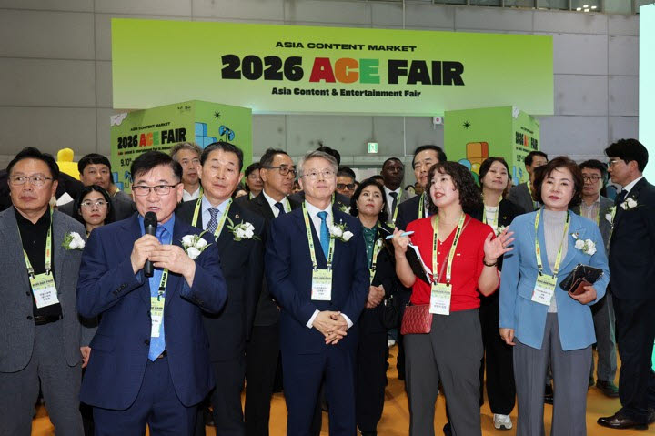 10일 전남광주통합특별시 서구 김대중컨벤션센터에서 열린 2026 에이스 페어(ACE FAIR)에서 민형배 시장 등 내외빈이 전시를 둘러보고 있다.(사진=연합뉴스)