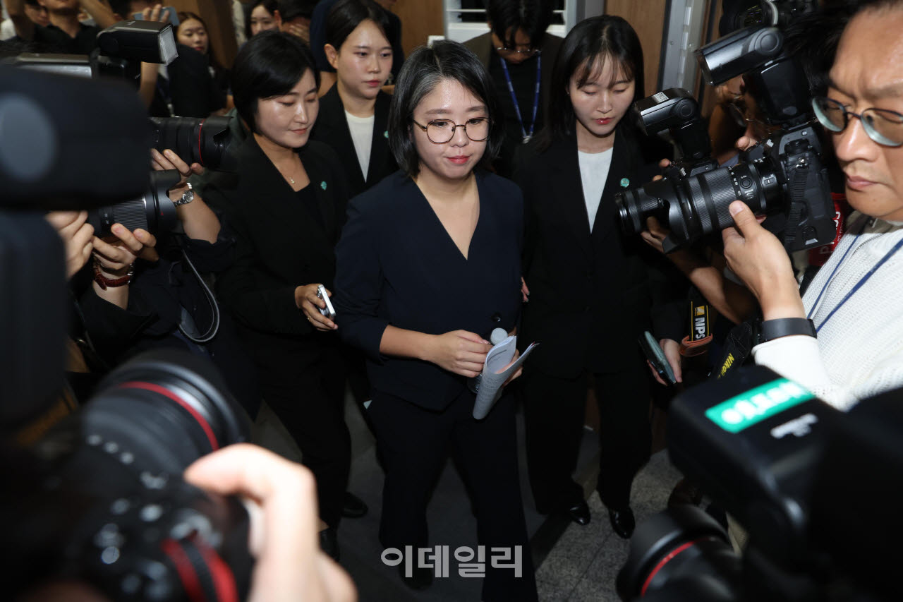 [이데일리 노진환 기자] 용혜인 성평등가족부 장관 후보자가 10일 서울 여의도 국회 소통관에서 기자회견을 마친 후 이동하고 있다.