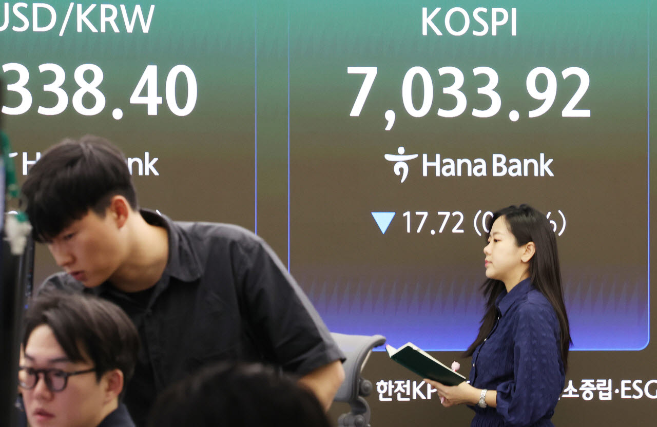 10일 오후 서울 중구 하나은행 딜링룸에서 딜러들이 업무를 하고 있다. 코스피는 전일보다 17.72포인트(0.25%) 내린 7033.92에 거래를 마쳤다. (사진=뉴시스)