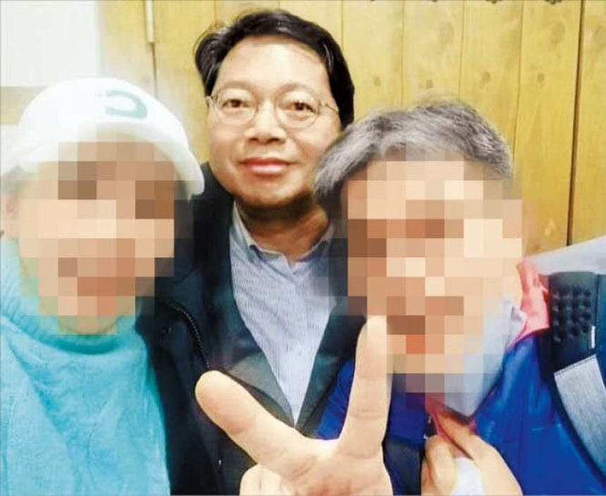 ‘오빠’와 셀카 김승원(가운데) 법무부 장관 후보자가 2022년 2월 서울의 한 한식당에서 코로나19 치료제 관련 브로커 양모(왼쪽)씨와 서부지법에서 일하던 영장전담판사 정모(오른쪽) 부장판사 함께 찍은 사진. (사진=독자 제공)