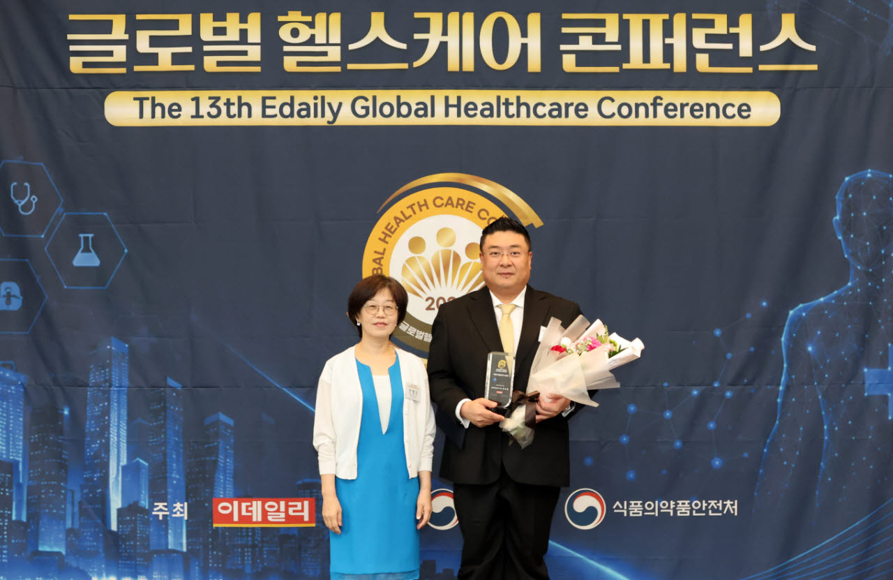 하성배(오른쪽) 한국백신 대표가 10일 서울 중구 한국프레스센터에서 열린 '제13회 이데일리 글로벌 헬스케어 콘퍼런스'에서 식품의약품안전처장상을 수상했다. 시상자 안영진 식품의약품안전처 국장과 기념촬영을 하고 있다. (사진= 방인권 기자)