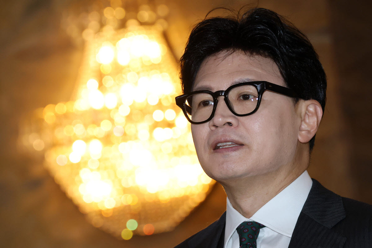 한동훈 무소속 의원이 10일 국회 로텐더홀에서 취재진의 질의에 답변하고 있다. (사진=연합뉴스)