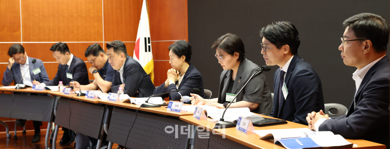 성주호 경희대학교 교수, 남성욱 고용노동부 퇴직연금복지과장, 류제강 한국노총 정책2본부장, 이상철 경총 고용·사회정책본부장, 유호선 국민연금연구원 연구위원, 현미경 근로복지공단 퇴직연금국장, 민주영 신영증권 상무, 장선필 한국퇴직연금개발원 대외협력부문 대표가 10일 서울 영등포구 여의도동 한국금융투자협회에서 열린 ‘제5차 퇴직연금혁신포럼’에서 토론을 하고 있다. (사진=이영훈 기자)