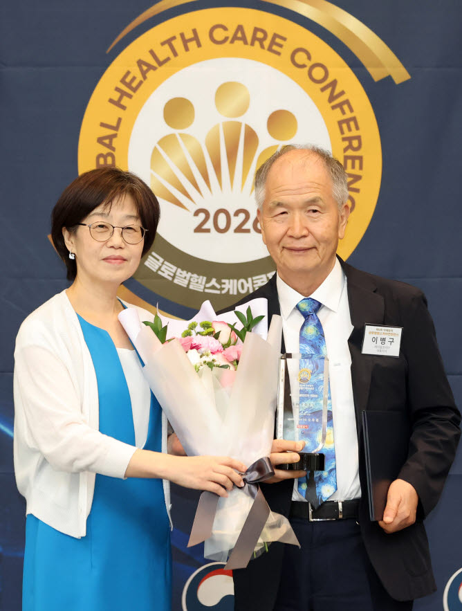이병구(오른쪽) 레이델코리아 대표가 10일 서울 중구 한국프레스센터에서 열린 '제13회 이데일리 글로벌 헬스케어 콘퍼런스'에서 식품의약품안전처장상을 수상했다. 시상자로 나선 안영진 식품의약품안전처 국장과 기념촬영을 하고 있다. (사진= 방인권 기자)