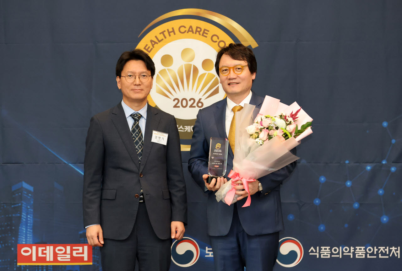 강동경희대 병원이 10일 서울 중구 한국프레스센터에서 열린 '제13회 이데일리 글로벌 헬스케어 콘퍼런스'에서 보건복지부 장관상을 수상했다. 조진만(오른쪽) 강동경희대병원 기획조정실장이 시상자인 권병기 보건복지부 대변인과 기념촬영을 하고 있다. (사진= 방인권 기자)