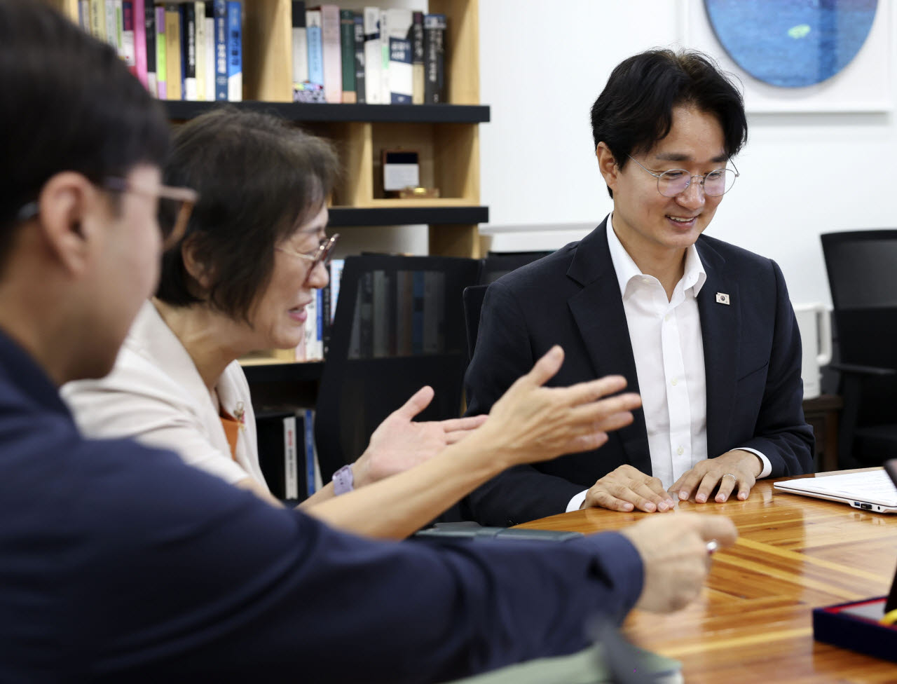 서준오(오른쪽) 노원구청장이 10일 '청년친화헌정대상 종합대상 수상' 전달식에서 관계자들과 간담회를 하고 있다. (사진=노원구)