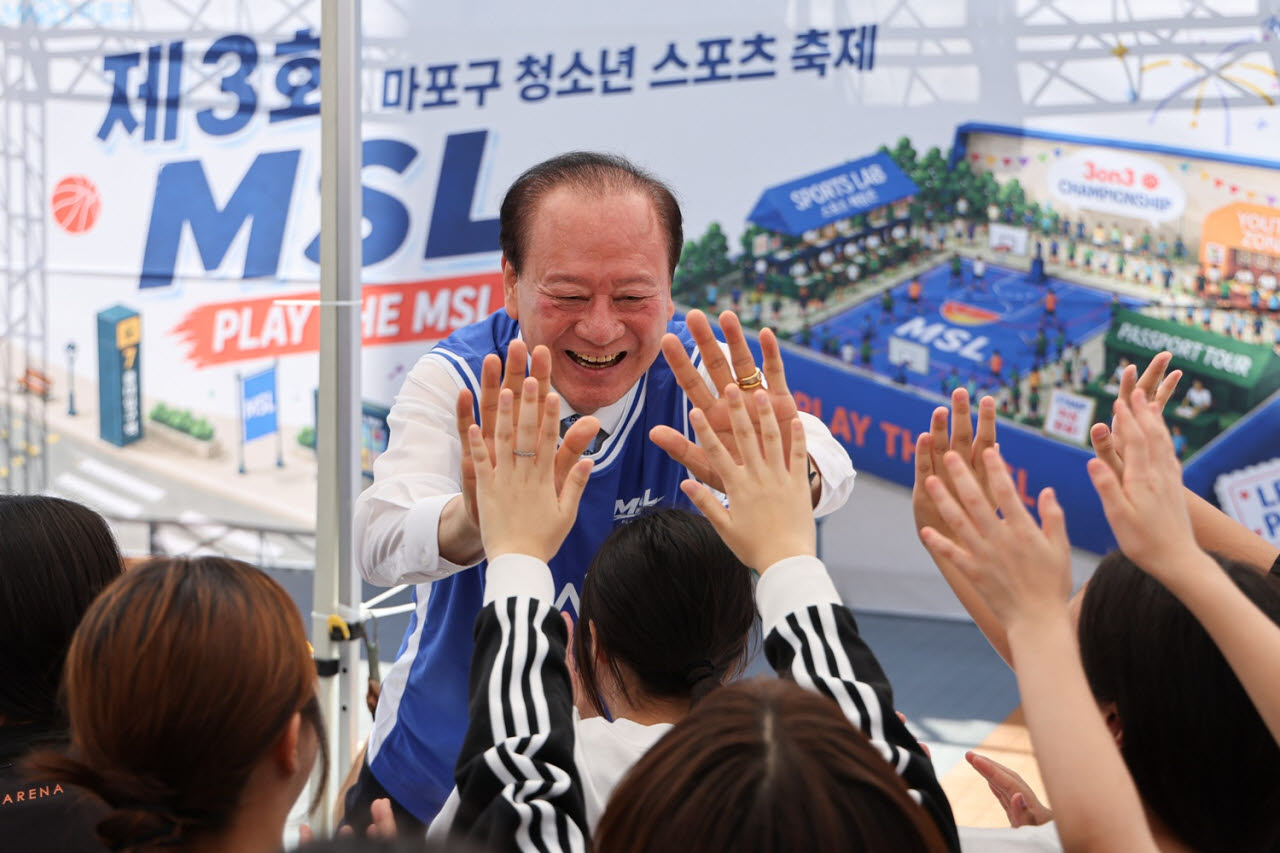 유동균 마포구청장이 마포구 청소년 스포츠 축제에 참석해 청소년들과 인사를 나누고 있다. (사진=마포구)