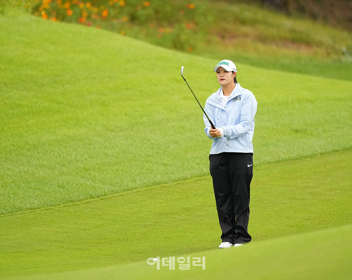 [이데일리 골프IN(이천)=조원범 기자]10일 경기도 이천에 위치한 블랙스톤 골프클럽 이천에서 'KB금융 골든라이프 챔피언십'1라운드가 열린 가운데 김민별(하이트진로)이 10번홀에서 경기를 치르고 있다.