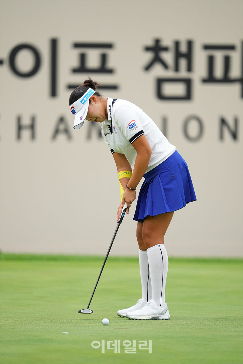 [이데일리 골프IN(이천)=조원범 기자]10일 경기도 이천에 위치한 블랙스톤 골프클럽 이천에서 'KB금융 골든라이프 챔피언십'1라운드가 열린 가운데 이윤서(SBI저축은행)가 18번홀에서 경기를 치르고 있다.
