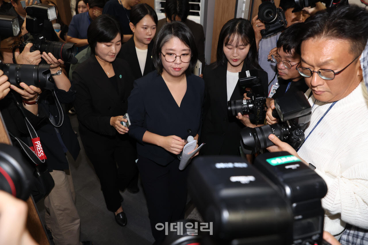용혜인 성평등가족부 장관 후보자가 10일 서울 여의도 국회 소통관에서 기자회견을 마친 후 이동하고 있다.(사진=노진환 기자)