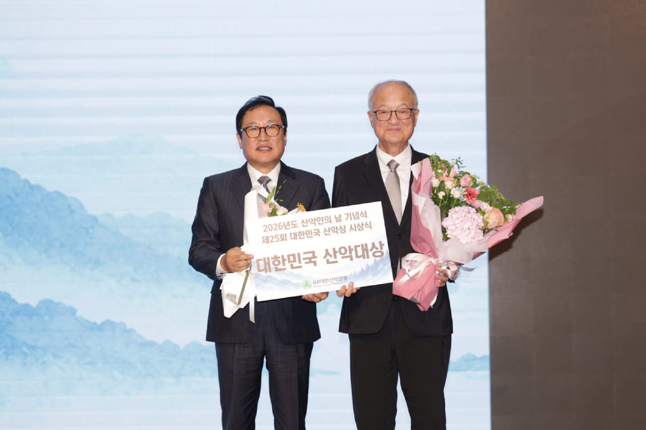 성기학(오른쪽) 영원아웃도어 회장과 조좌진 대한산악연맹 회장이 함께 기념촬영을 하고 있다. 사진=대한산악연맹