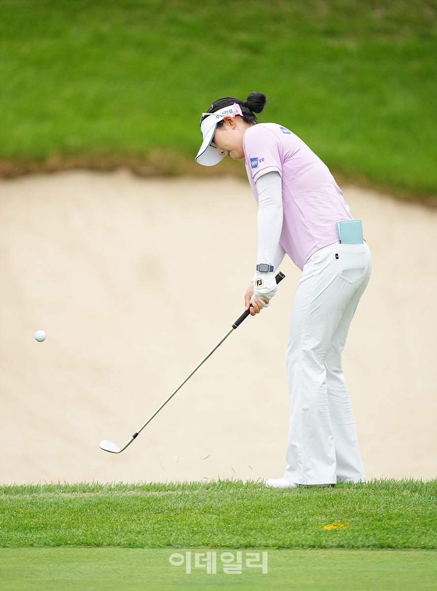 [이데일리 골프IN(이천)=조원범 기자]10일 경기도 이천에 위치한 블랙스톤 골프클럽 이천에서 'KB금융 골든라이프 챔피언십'1라운드가 열린 가운데 이세영(두산건설 위브)이 18번홀에서 경기를 치르고 있다.